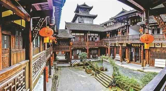 家里的阿拉斯加狗六个月大了，胆子特小不敢下楼梯，一直在平台散养，也没时间遛狗和寻狗，现在在训来得及